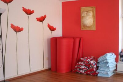 ein wunderschöner Kursraum in weiß und rot